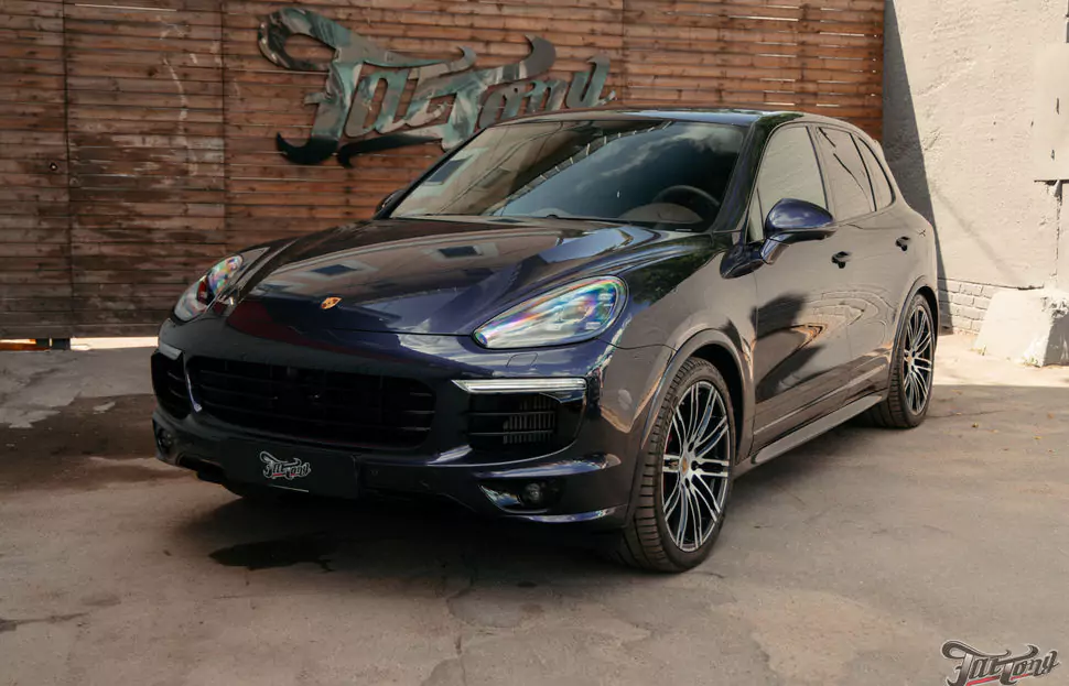 Частичный пошив салона Porsche Cayenne в кожу, полировка и керамика кузова